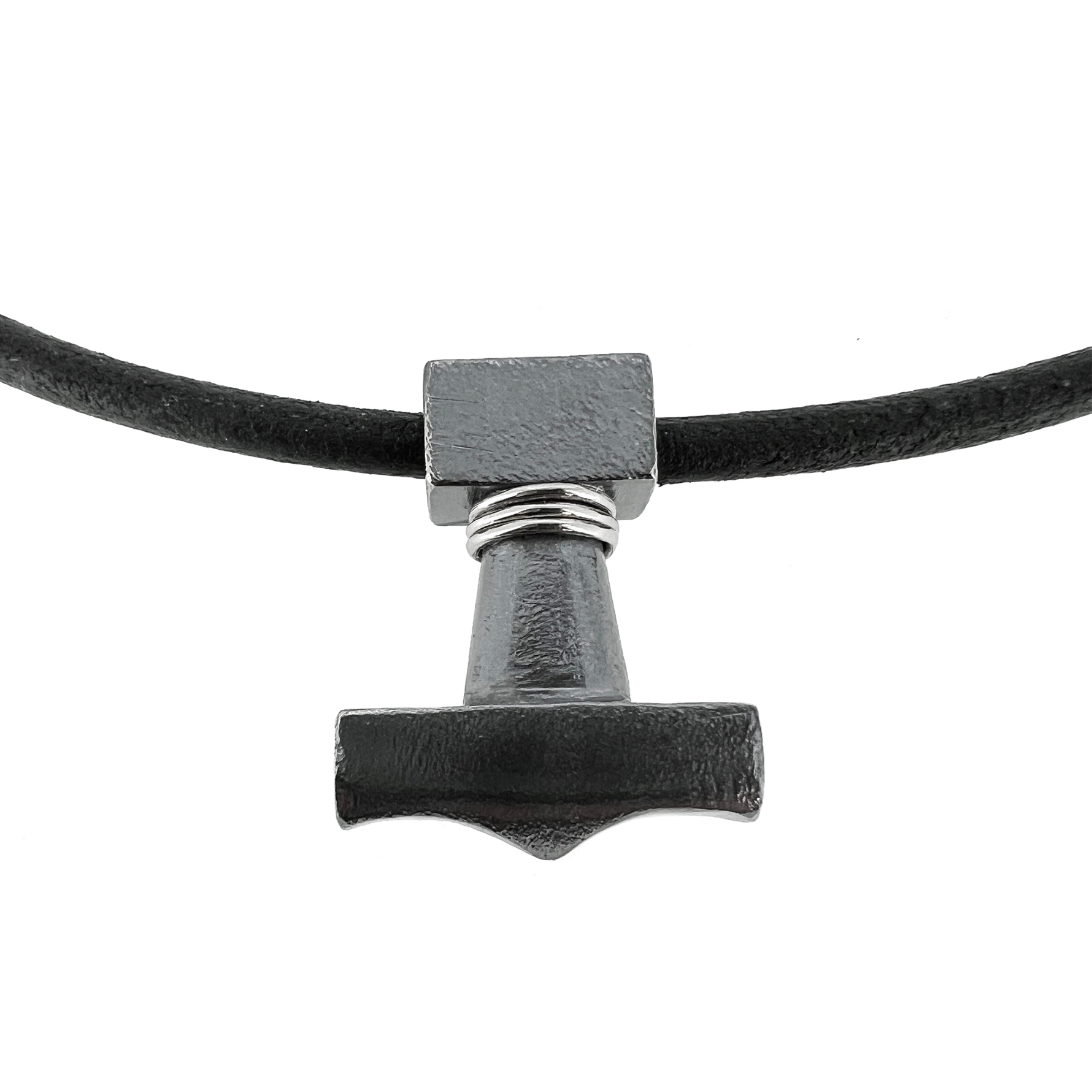 Svart Þórshamars hálsmen - oxiderað títaníum með 4mm svartri fléttaðri leðursnúru með títaníum segullási. Þórshamarinn er flottur skartgripur, tákn úr norrænni goðafræði úr oxideruðu títaníum. Veldu leðurlengd og berðu með þér kraftinn af ógnvekjandi vopni Þórs, sem getur jafnað fjöll, hvert sem þú ferð.