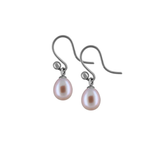 Zeezen kynnir hangandi ferskvatnsperlu-eyrnalokka úr títaníum. Náttúruleg ferskvantsperla 7,5-8 mm- litur bleikur. Ófeigur gullsmiðja - ofeigur.is