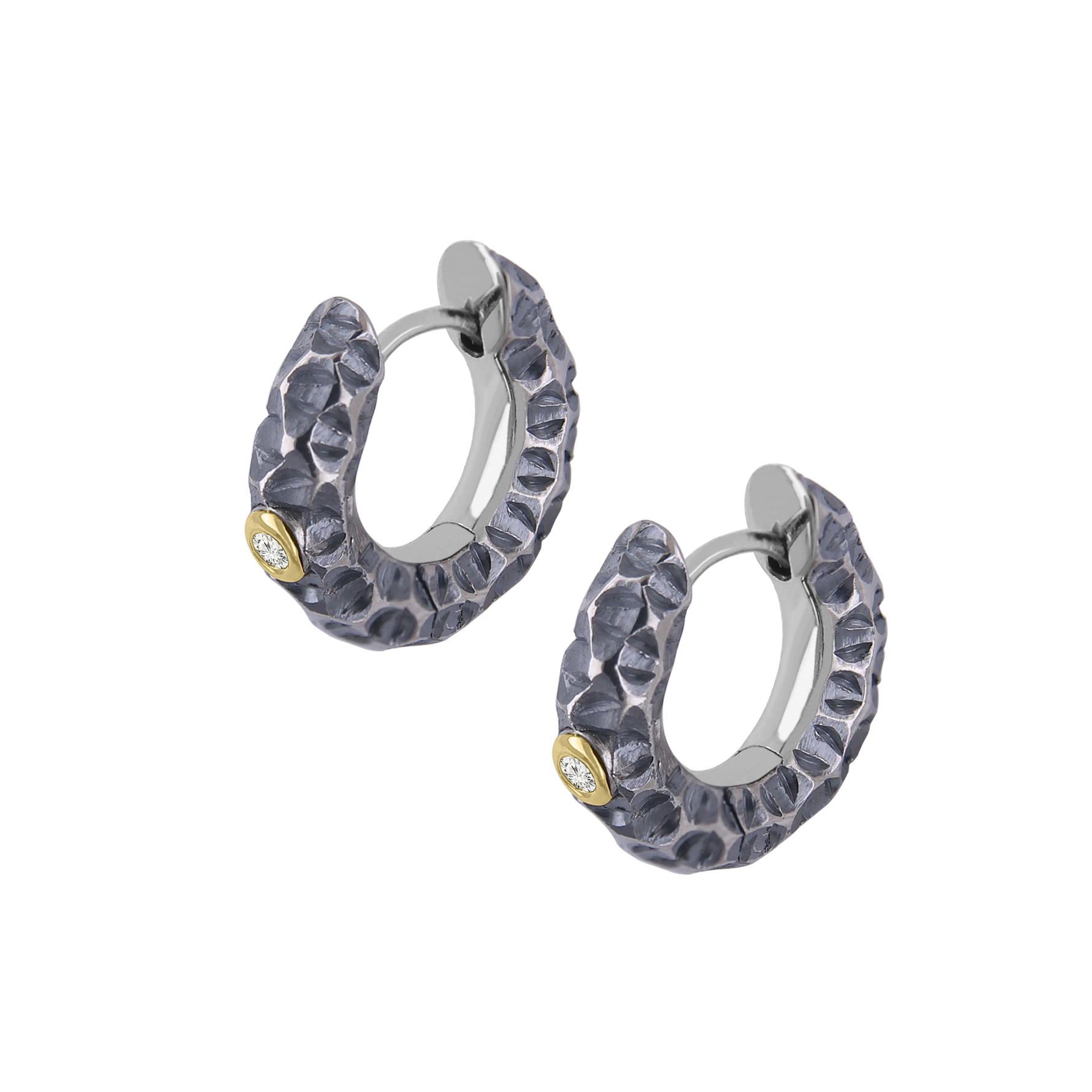 Títaníum eyrnalokkar með tveimur glæsilegum 2X0.01 kartat demöntum TW/SI-2(LG). fattaðir in in 18k gull og Vönduð vara frá Zeezen. Fæst hjá Ófeigi gulsmiðju, Skólavörðustíg 5, 101 Reykjavík - ofeigur.is