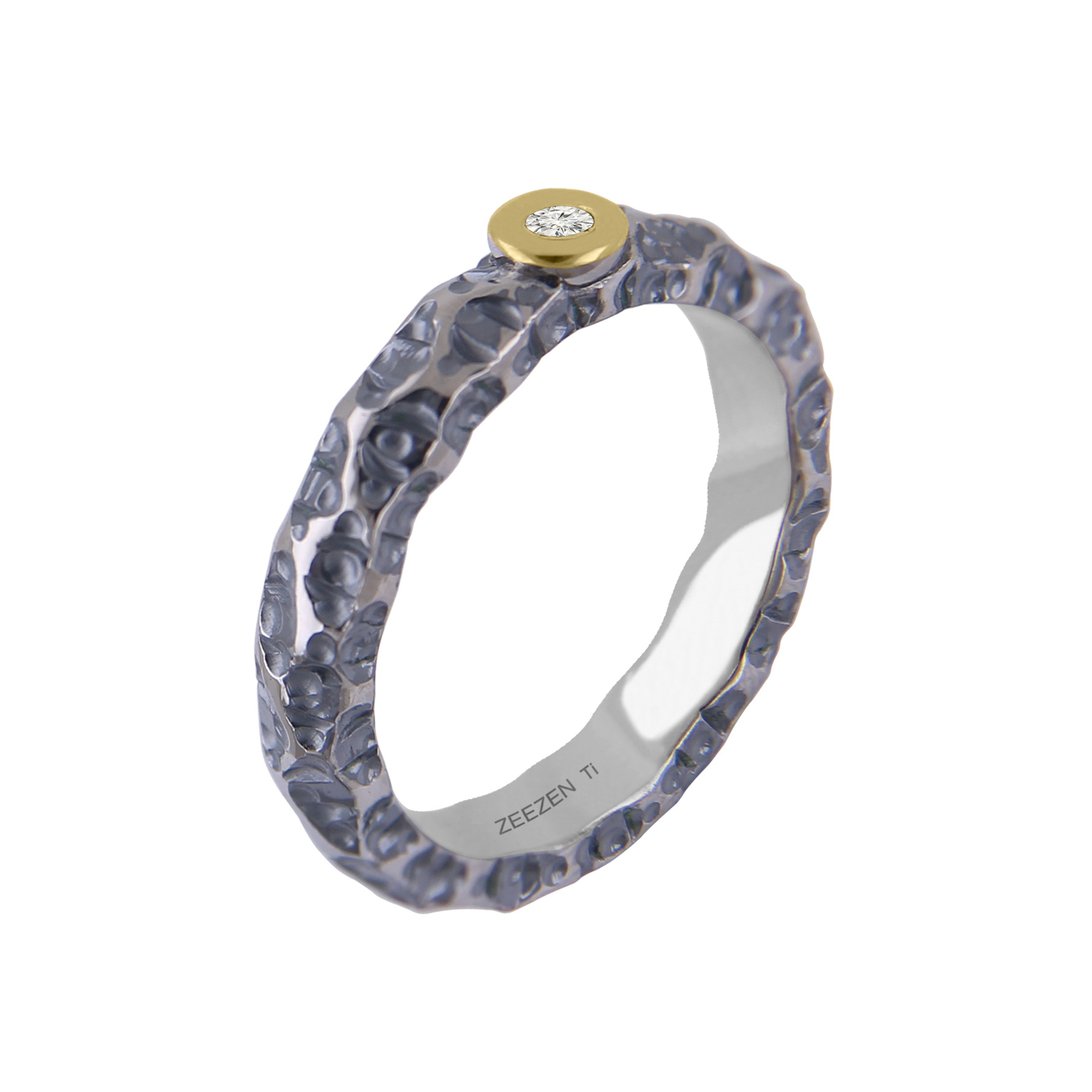 HRAUN - Títaníumhringur með 18k gullfattningu og 0,03 karata demanti TW/SI-2(LG). Með hraun og oxíderaðri póleraðri áferð. Hringurinn er handsmíðaður af Zeezen. Ófeigur gullsmiðja - ofeigur.is
