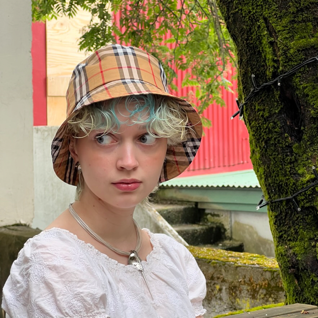 Köflóttur hattur - hann er einnar stærð, 100% bómull.  Hann er hannaður og gerður af Hildi Bolladóttur kjólameistara á Íslandi. Þessi stílhreini hattur er saumaður með nákvæmni og kunnáttu, sem gerir hann að eistakan.  Ófeigur gullsmiðja - ofeigur.is