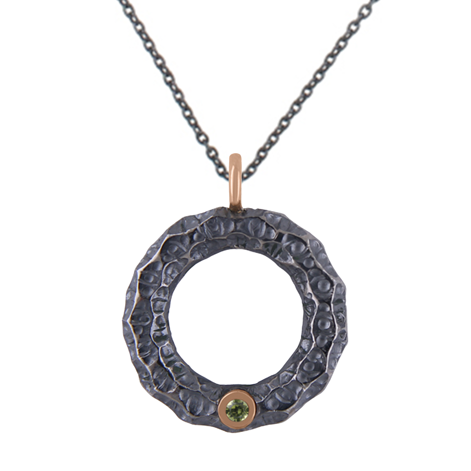 HRAUN - Títaníum hálsmen með peridot steini, býður upp á fullkomna blöndu af styrk og glæsileika með 9k rósagullhálsmen 1x1,5mm peridot stein. Hugmyndin af hönnun hálsmenssins er fengin frá íslenska hrauninu.  Áferðin handgrafin í títaníummenið og þar næst er það oxiderað og pólerað til á ná þessu einstöka útliti.  Menið kemur með 1,9mm þykkri títaníumkeðju og humarlási, sem veitir meninu endingu og öryggi. Ófeigur gullsmiðja - ofeigur.is