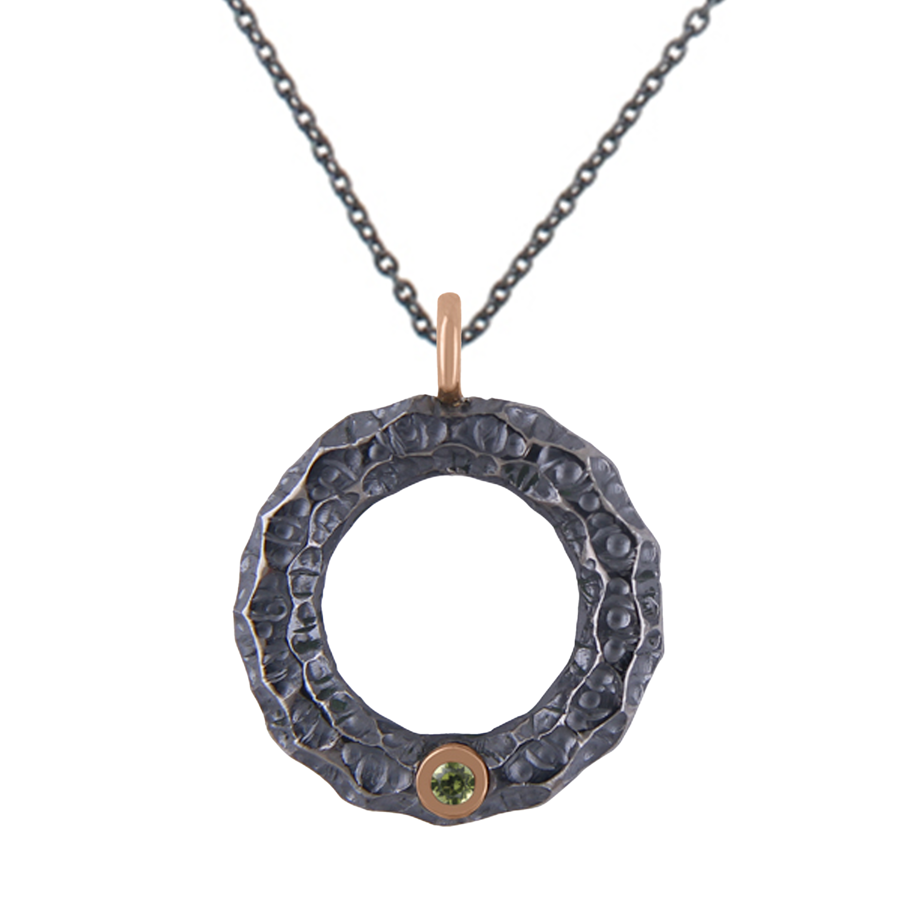 HRAUN - Títaníum hálsmen með peridot steini, býður upp á fullkomna blöndu af styrk og glæsileika með 9k rósagullhálsmen 1x1,5mm peridot stein. Hugmyndin af hönnun hálsmenssins er fengin frá íslenska hrauninu.  Áferðin handgrafin í títaníummenið og þar næst er það oxiderað og pólerað til á ná þessu einstöka útliti.  Menið kemur með 1,9mm þykkri títaníumkeðju og humarlási, sem veitir meninu endingu og öryggi. Ófeigur gullsmiðja - ofeigur.is