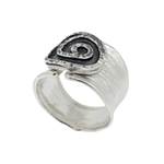 Silfurhringurinn (925 sterling) Stormur er hannaður og smíðaður á Íslandi af Montoro. Fæst hjá Ófeigi gullsmiðju - ofeigur.is