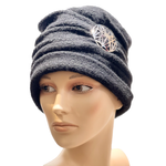 Skúlptúrhattur með silfurnælu