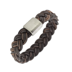 Brúnt - Leðurarmband frá Zeezen, fléttað úr 1,5mm þykku gæðaleðri. Brúnt leður með mattri áferð. Lásinn er úr títaníum, með segullæsingu og mattri áferð.  Vönduð vara frá Zeezen