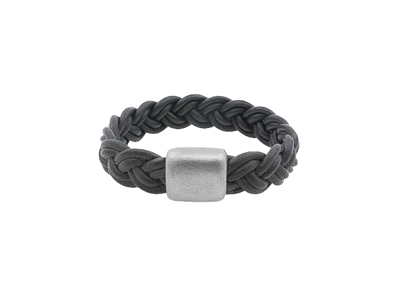 Matt svart leðurarmband 6mm stór mattur títaníum segullás.