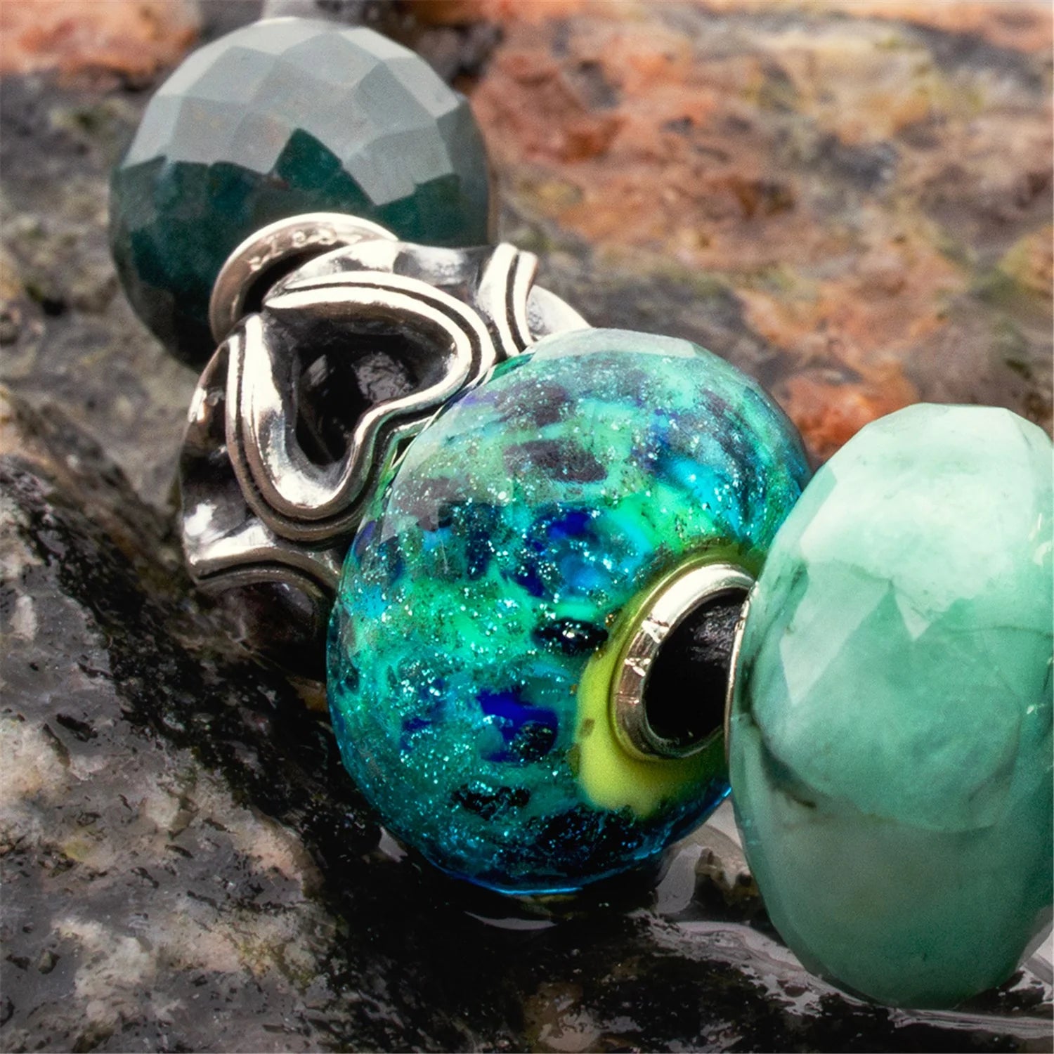 Trollbeads - Augnablik Smaragðsins - þessi kúla er framleidd í takmörkuðu upplagi vegna Trollbeads dagsins 2024. Fæst hjá Gullsmiðju Ófeigs - ofeigur.is - Emerald Moments Bead - This faceted glass bead is a Limited Edition release, exclusively made for Trollbeads Day 2024 - shop at ofeigur.is