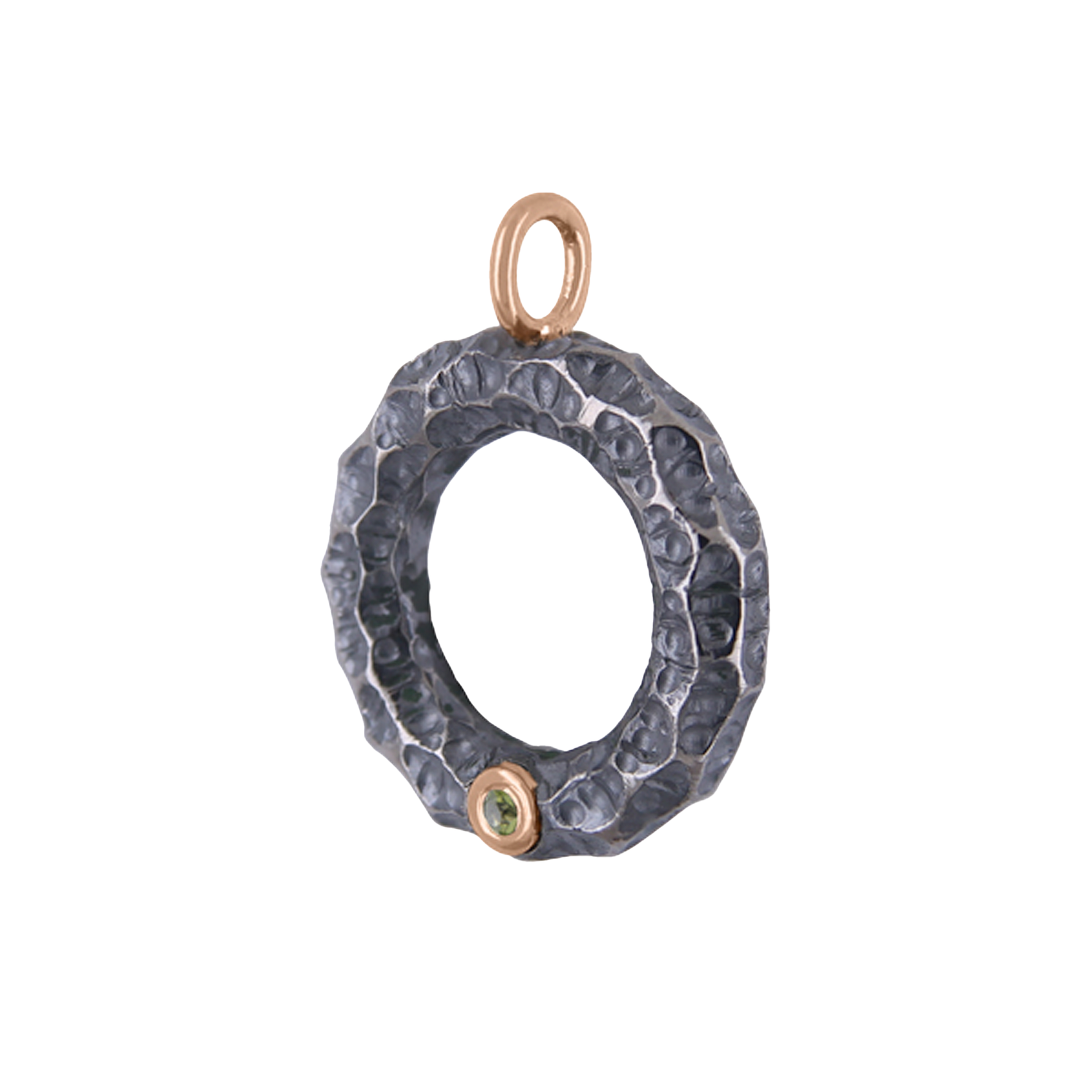 HRAUN - Títaníum hálsmen með peridot steini, býður upp á fullkomna blöndu af styrk og glæsileika með 9k rósagullhálsmen 1x1,5mm peridot stein. Hugmyndin af hönnun hálsmenssins er fengin frá íslenska hrauninu.&nbsp; Áferðin handgrafin í títaníummenið og þar næst er það oxiderað og pólerað til á ná þessu einstöka útliti.&nbsp; Menið kemur með 1,9mm þykkri títaníumkeðju og humarlási, sem veitir meninu endingu og öryggi. Ófeigur gullsmiðja - ofeigur.is