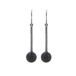 Dangling earrings by Zeezen in twisted, polished titanium, featuring a 10 mm lava stone. The gleaming titanium creates a beautiful contrast with the natural texture of the lava stone, giving the earrings a refined and distinctive look.