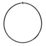 Hálskeðja úr títaníum frá Zeezen með 3 mm breiðum Venetian Box Inka hlekkjum og sandblásinni áferð. Keðjan er með karabínulás og framlengingu til að stilla lengdina. Fáanleg í tveimur stillanlegum lengdarútfærslum: 40, 42 eða 45 cm og 50, 55 eða 60 cm.