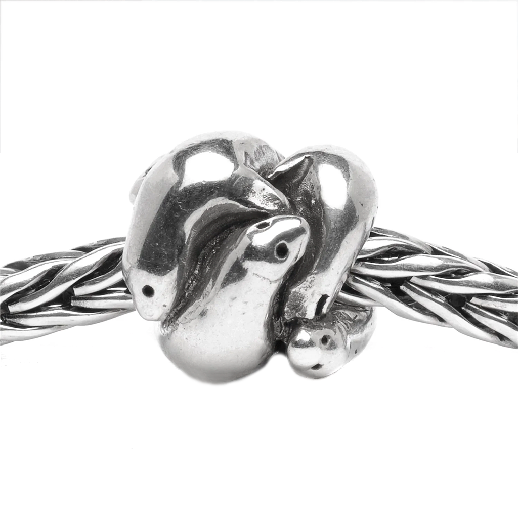 Dive into whimsy with the Trollbeads - Seals Bead. This unique charm features five adorable seals, basking in the sun after a fun-filled day in the ocean. A playful addition to any bracelet, perfect for ocean lovers.  Ófeigur gullsmiðja.  ofeigur.is