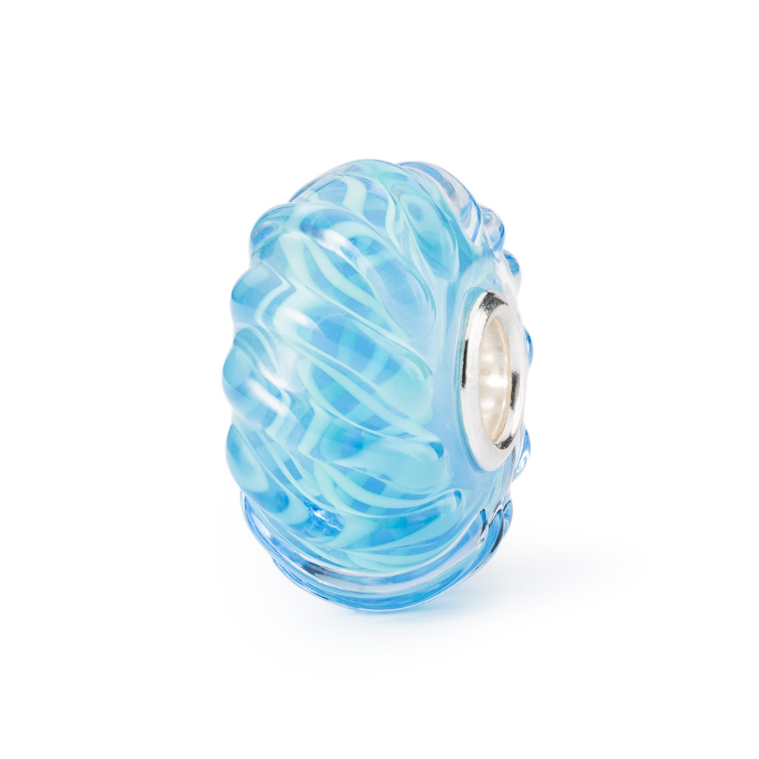 Trollbeads - Azure Ripples kúlan hefur báru áferð og hönnun með einstakri blöndu af mismunandi bláum tónum sem líkja eftir tærum hafsbotni, sem vekur með þér minningar um yndislega sundferð í sjónum. Ófeigur gullsmiðja. ofeigur.is