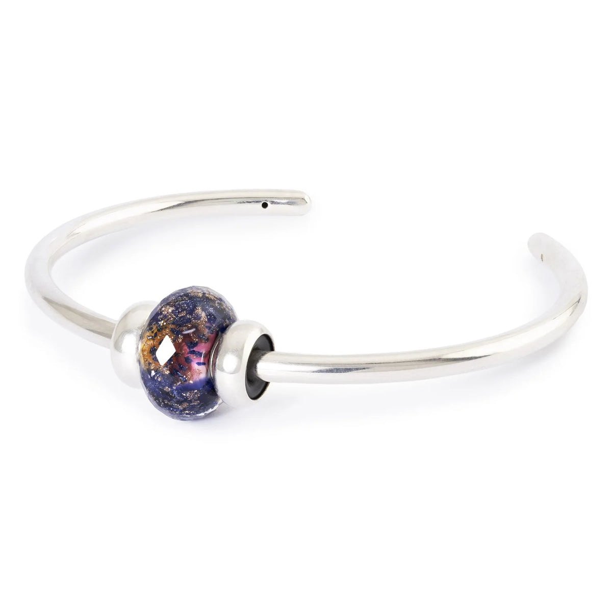 This Trollbeads charm captures the serene beauty of twilight—that magical transition when warmth fades into cool evening air. Perfect for those who cherish the quieter moments of the day and wish to carry that peaceful essence with them.