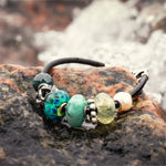 Trollbeads - Augnablik Smaragðsins - þessi kúla er framleidd í takmörkuðu upplagi vegna Trollbeads dagsins 2024. Fæst hjá Gullsmiðju Ófeigs - ofeigur.is - Emerald Moments Bead - This faceted glass bead is a Limited Edition release, exclusively made for Trollbeads Day 2024 - shop at ofeigur.is