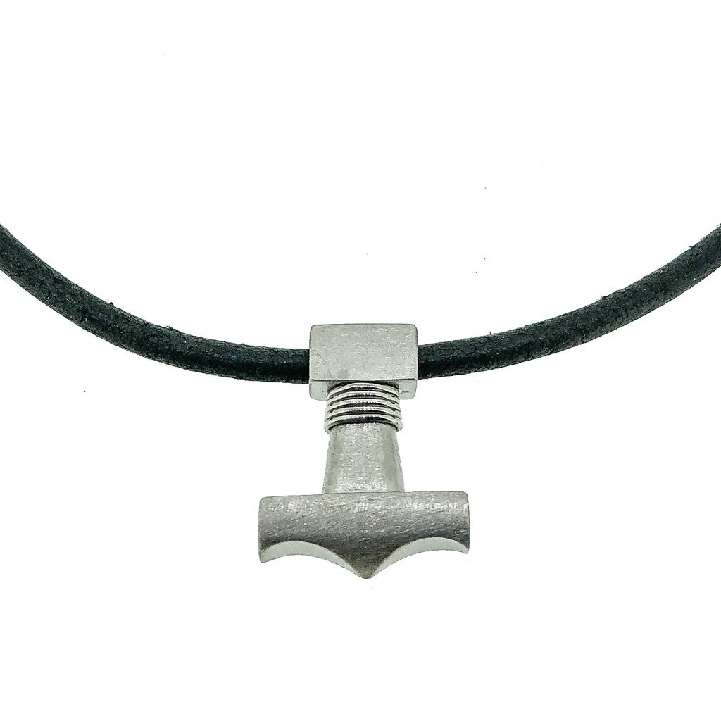 Þórshamarshálsmen með mattri áferðmeð og 3 mm leðuról með títaníum segullási.&nbsp; Val er um svarta eða brúna leðuról og lengdir frá 38 cm til 60 cm.