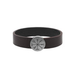 Leðurarmband matt brúnt á litinn með vegvísir handgrafinn í títaníum skjöld. Títaníum segullás. Hönnun Zeezen